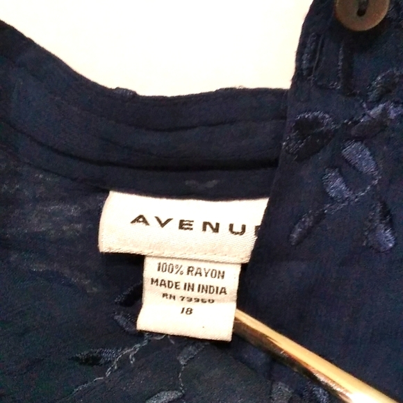 Avenue women's floral lace top shirt button down collar v-neck - Picture 5 of 8